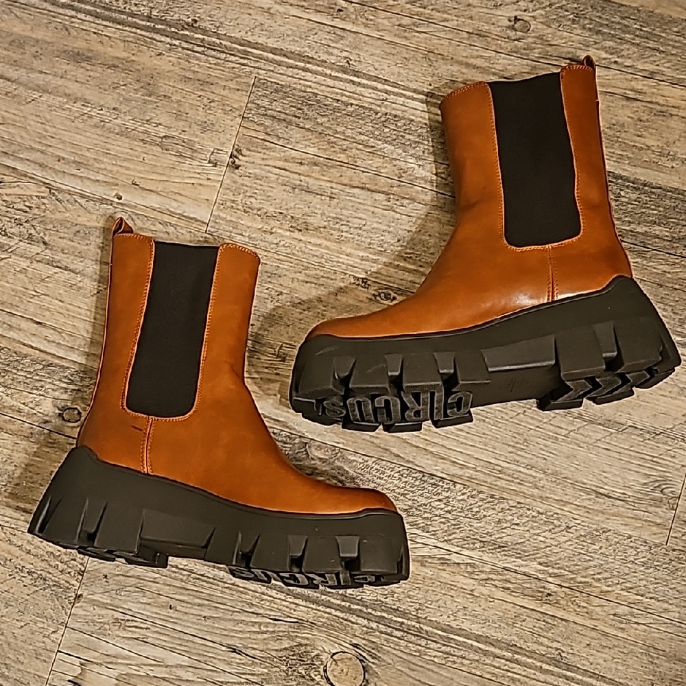 Stylish Tan Platform Ankle Boots - image 1